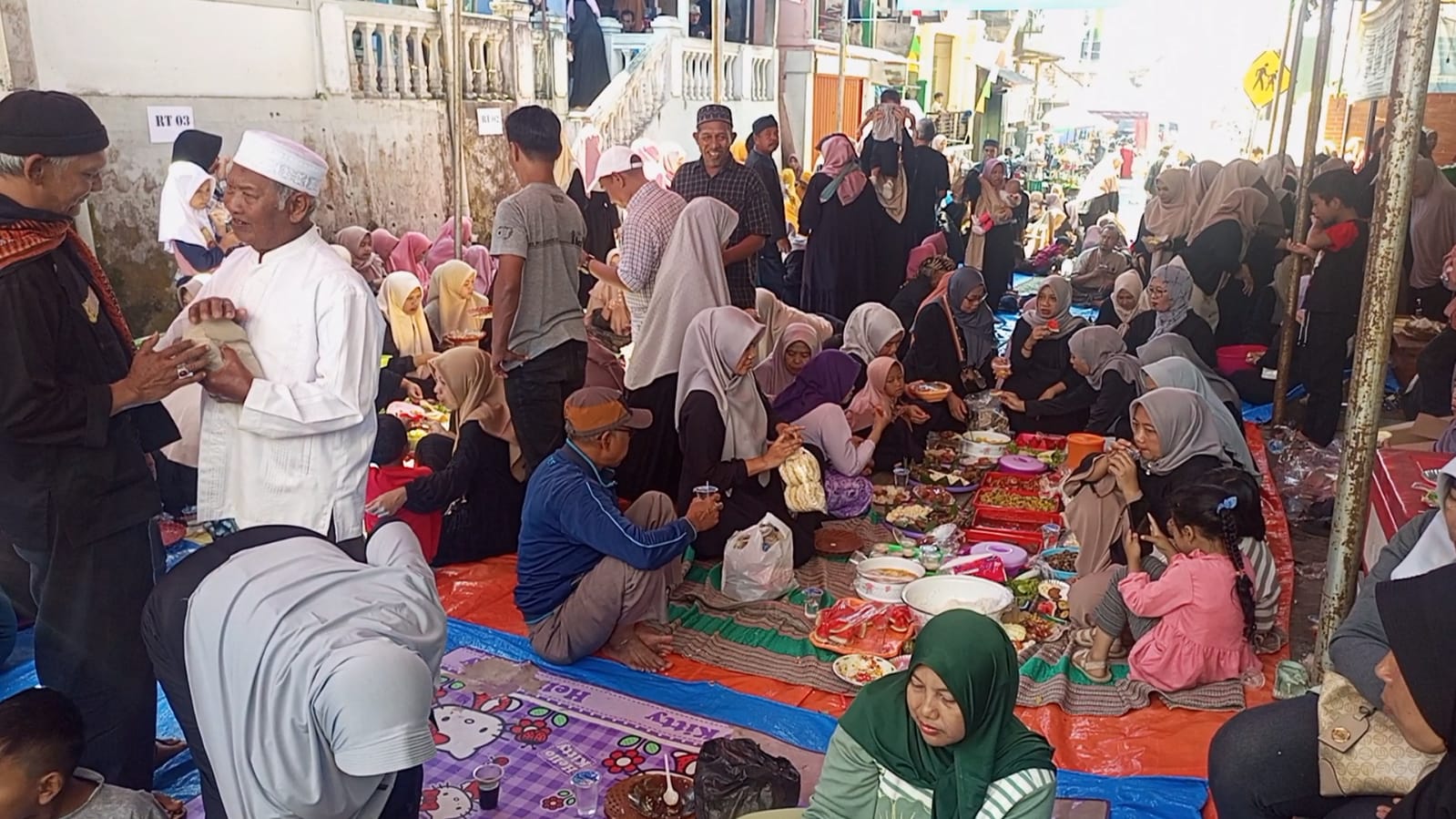Tradisi Babarit, Ratusan Warga Kelurahan Winduherang Kuningan Makan Bareng di Jalan Raya