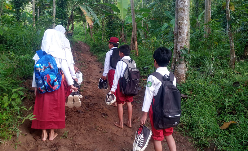 Sekolah Harus Jalan Kaki, Dusun Cisandag Terbebas dari Serangan Covid-19