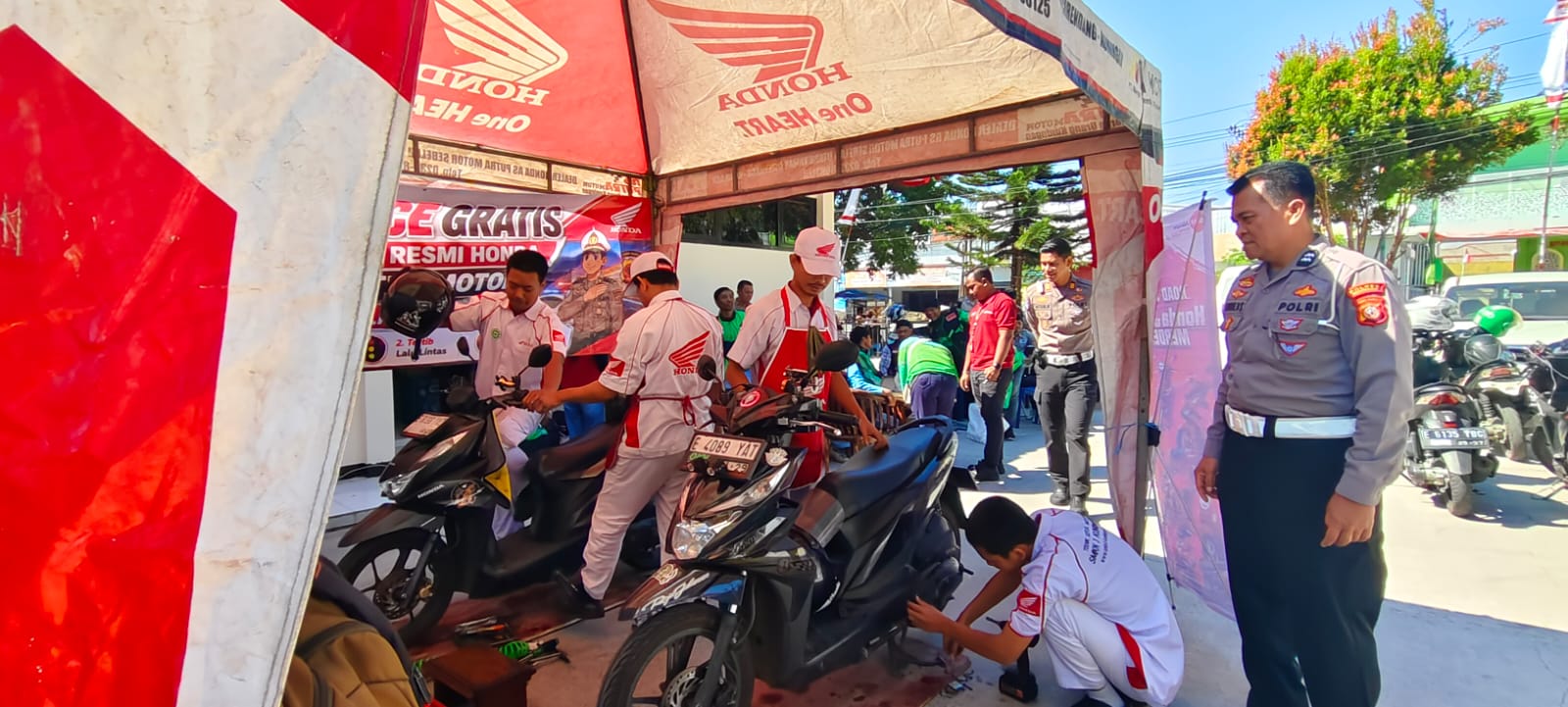 Ojol Kuningan Dapat Servis Motor dan Ganti Oli Gratis dari Polisi