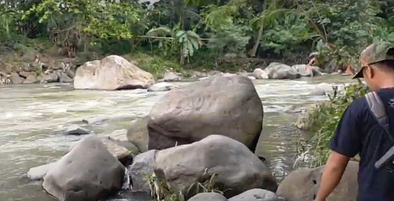 Badugang Jaya, Legenda Sangkuriang Versi Kuningan, Membuat Sungai dengan Alat Kelamin