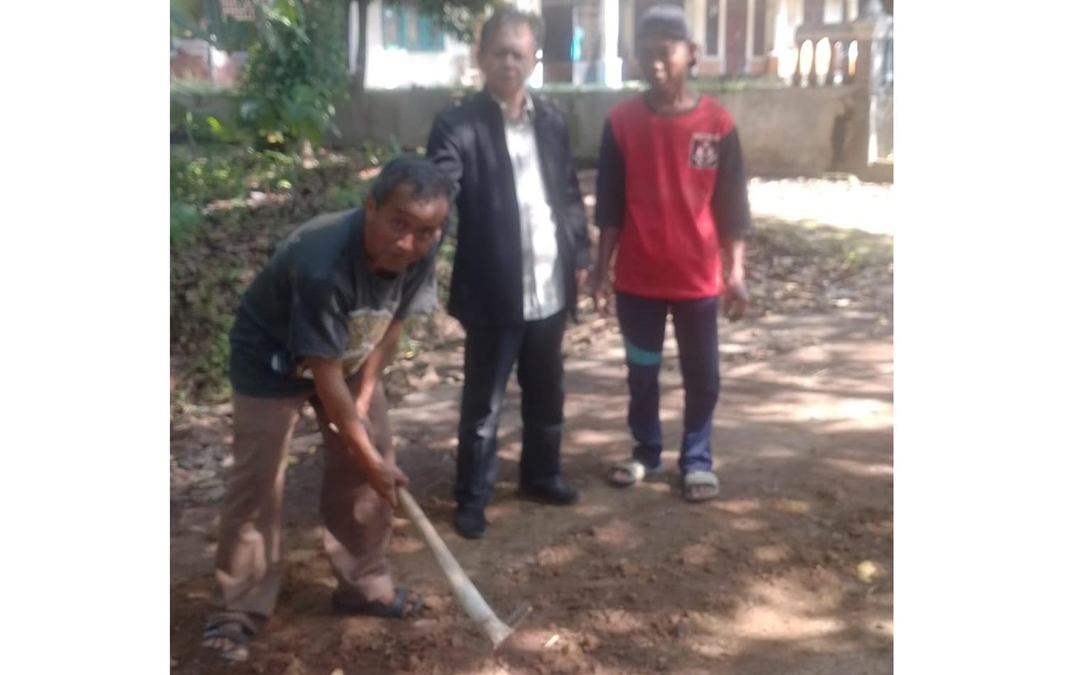 Rusak Parah! Proses Perbaikan Jalan Cidahu-Luragung Menggunakan Teknik Ini