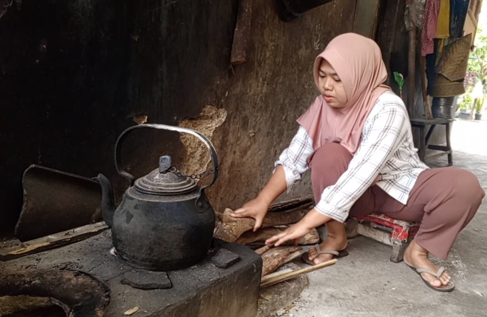 Antisipasi Kelangkaan Gas Melon, Warga Kuningan Beralih ke Kayu Bakar