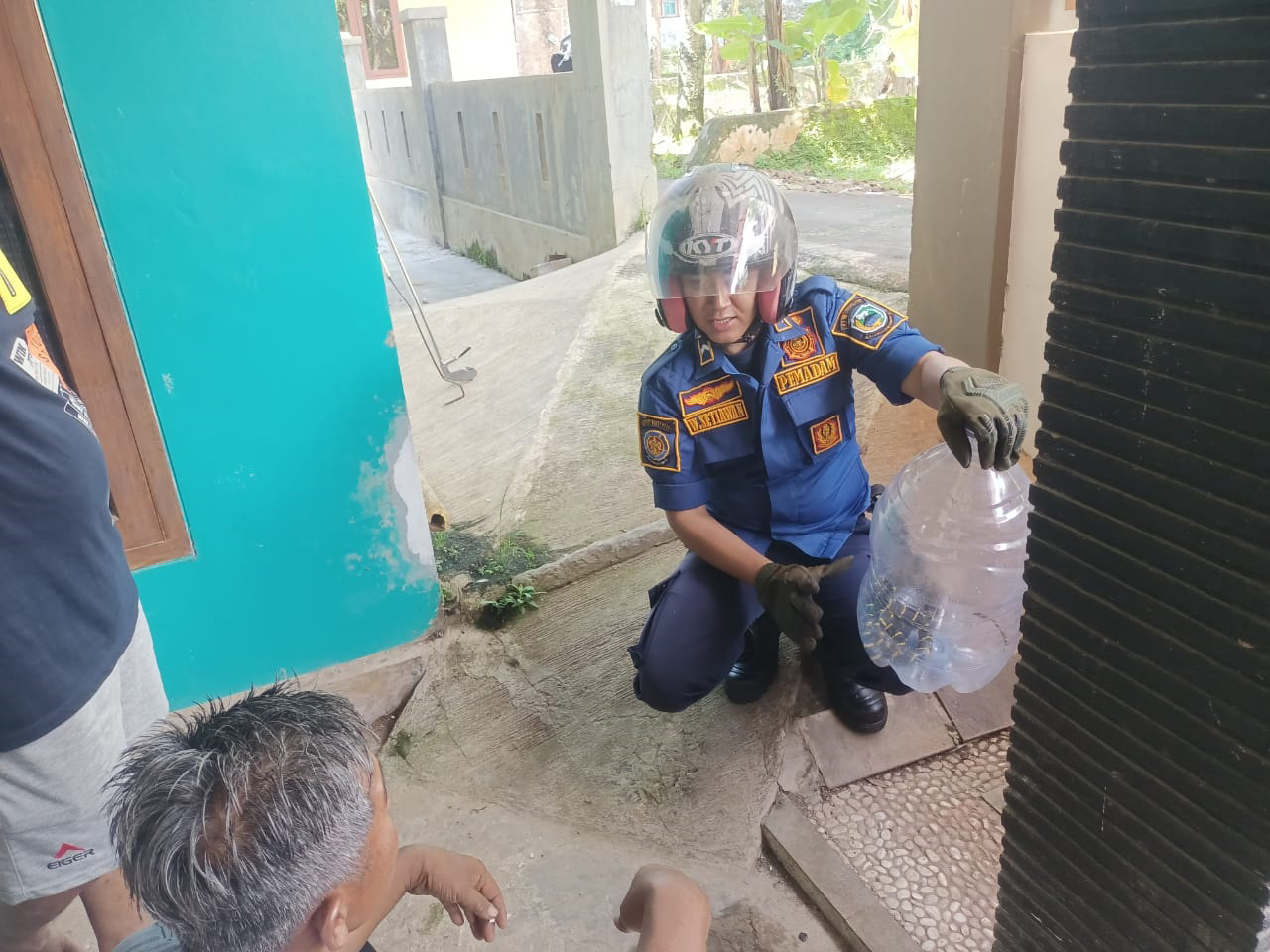 Gerak Cepat Damkar Kuningan Evakuasi Ular Berbisa dari Permukiman Warga