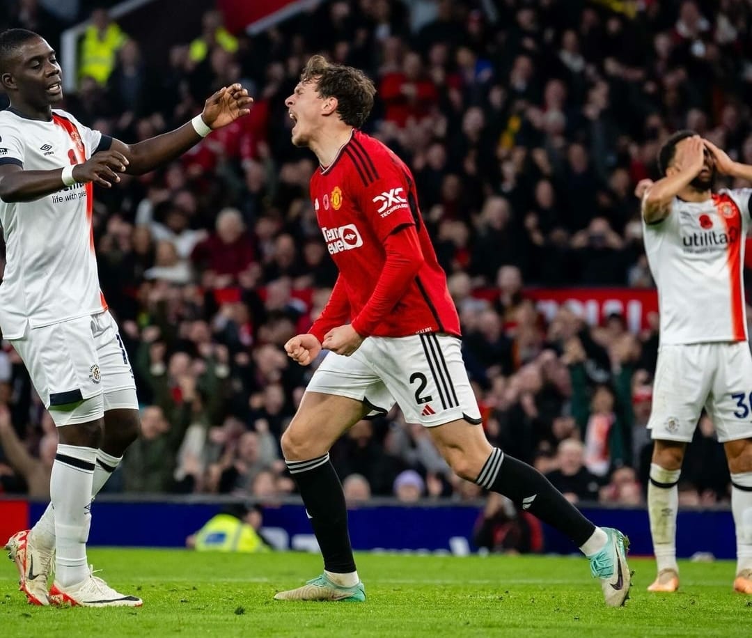 King MU Lagi Hobi Menang Tipis Lawan Tim Lemah, Bungkan Luton Town di Kandang Berkat Gol Victor Lindelof