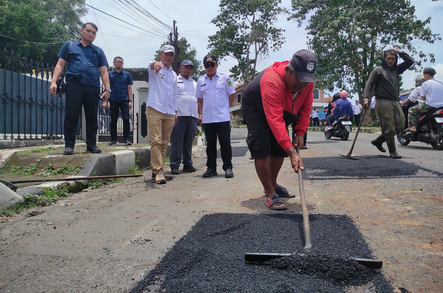 Sejumlah Ruas Jalan Mulai Diperbaiki, Bupati Kuningan Ajak Warga Jaga Drainase