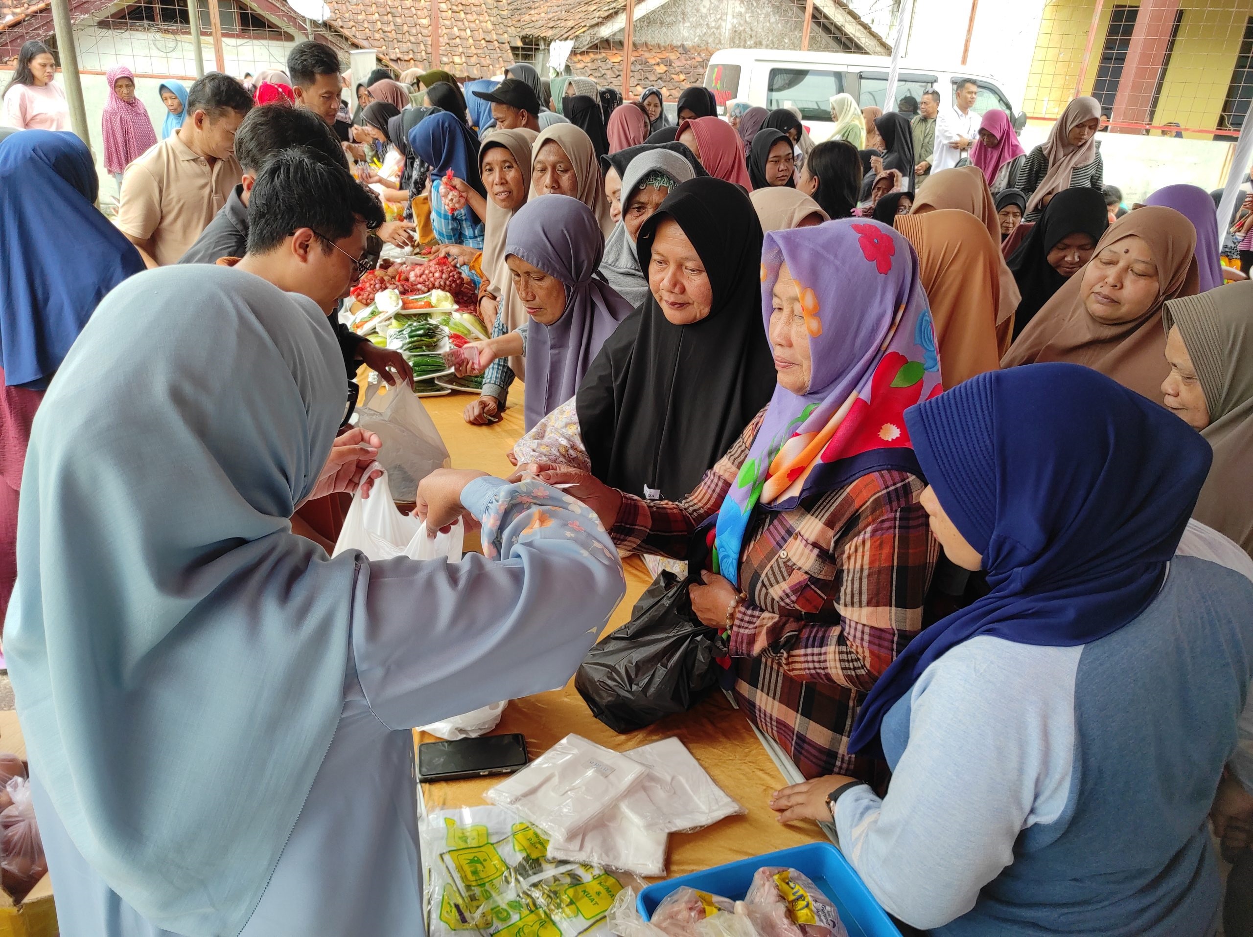 Antre Sejak Pagi, Warga Desa Cimenga Borong Kebutuhan Pokok di Gerakan Pangan Murah