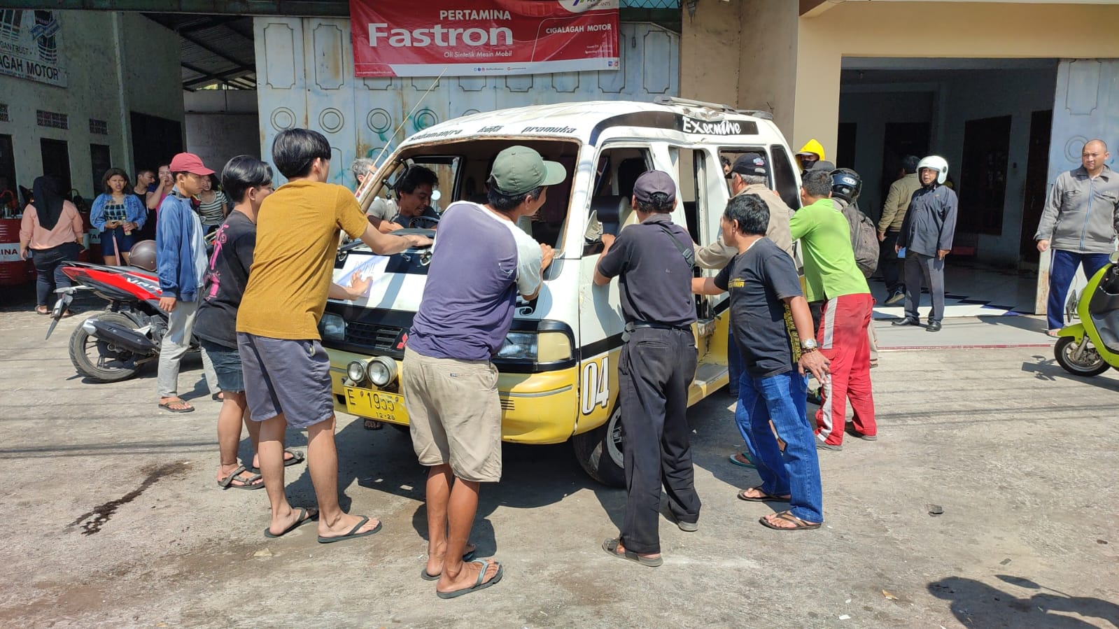 Brakkk... Angkot Rombongan Siswa SD Terguling di Jalan Raya Kuningan-Cirebon setelah Tertabrak Minibus 