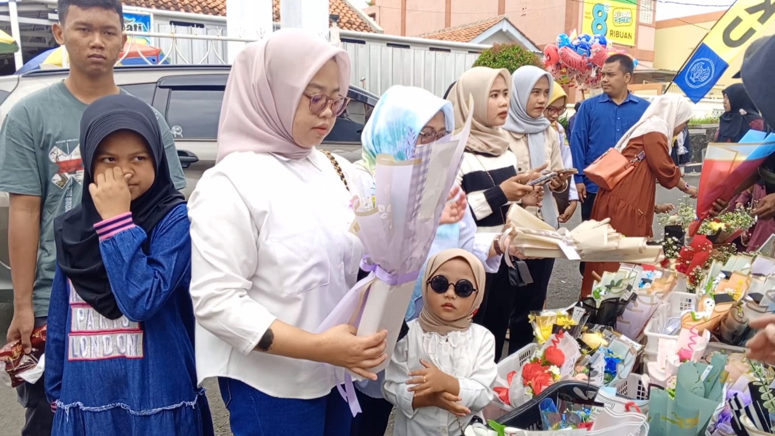 Uniku Gelar Wisuda, Pedagang Buket Ketiban Berkah