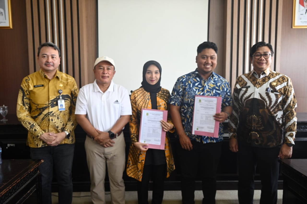 Bupati Kuningan Serahkan SK BLUD untuk Tenaga Kesehatan dan Fungsional