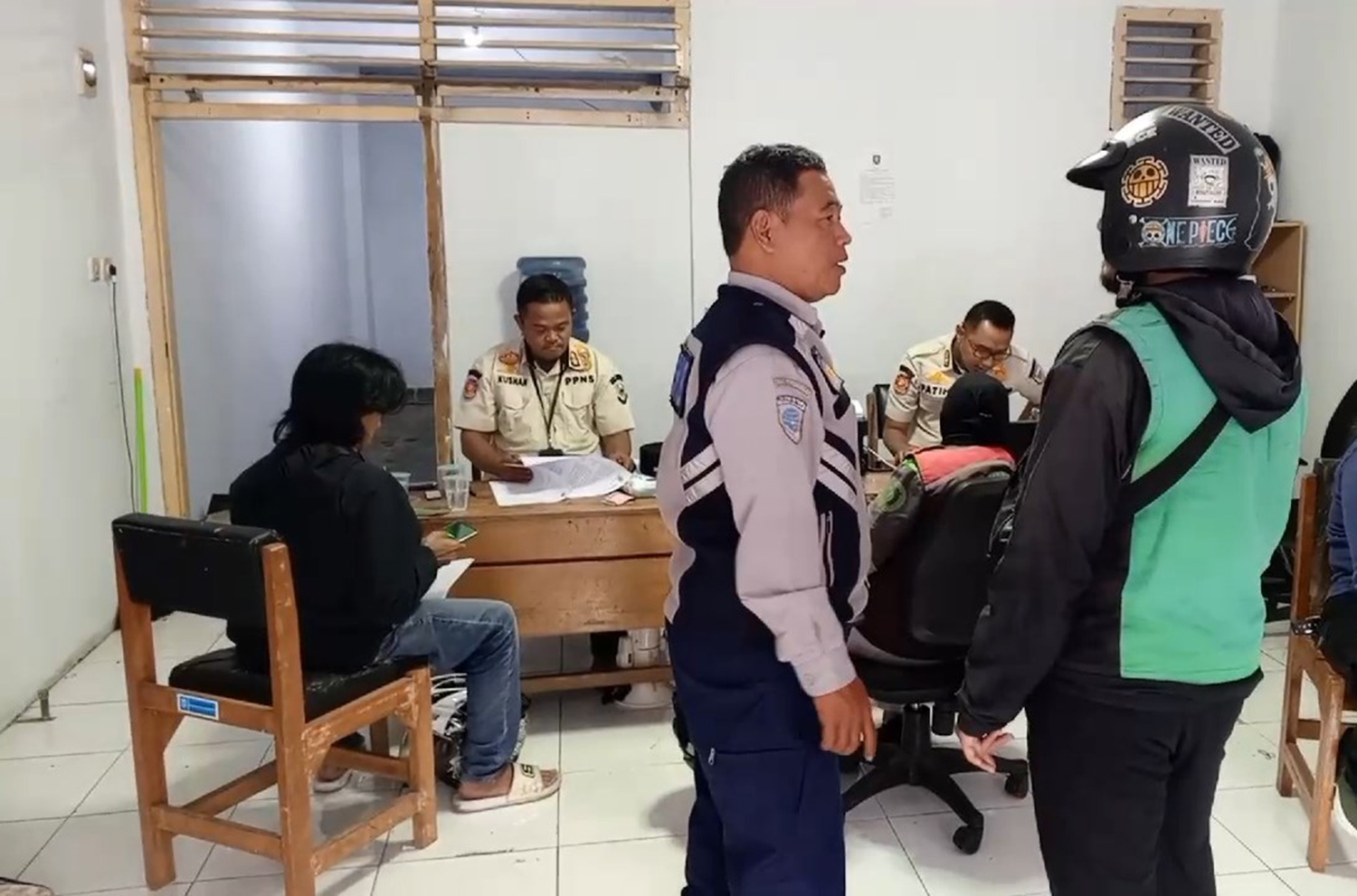 Ketika Ojol Keberatan Bayar Denda Akibat Razia Parkir di Jl Siliwangi Kuningan, Terpaksa Dibayari Petugas