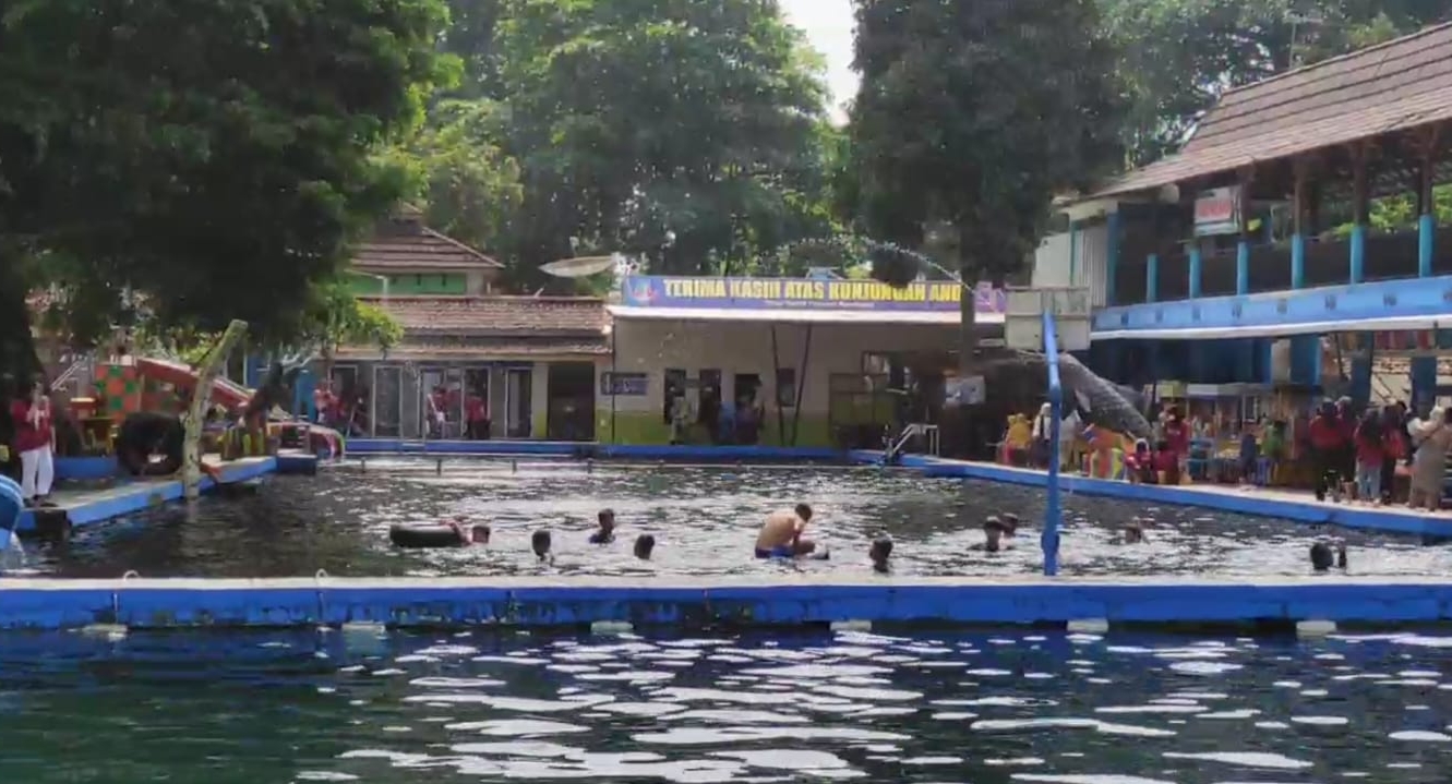 Mandi di Kolam Cibulan Kuningan Badan Jadi Segar, Bonusnya Wisawatan Bisa Renang Bareng Ikan Dewa