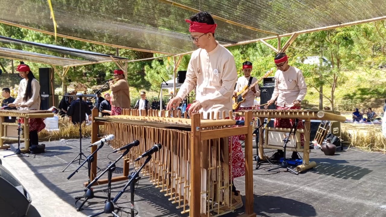 1001 Seniman Mainkan Angklung Pusaka di Desa Cibuntu Kuningan