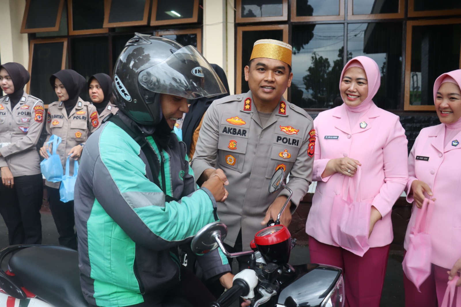 Dari Tegang Jadi Senang: Polres Kuningan Bagi-Bagi Takjil