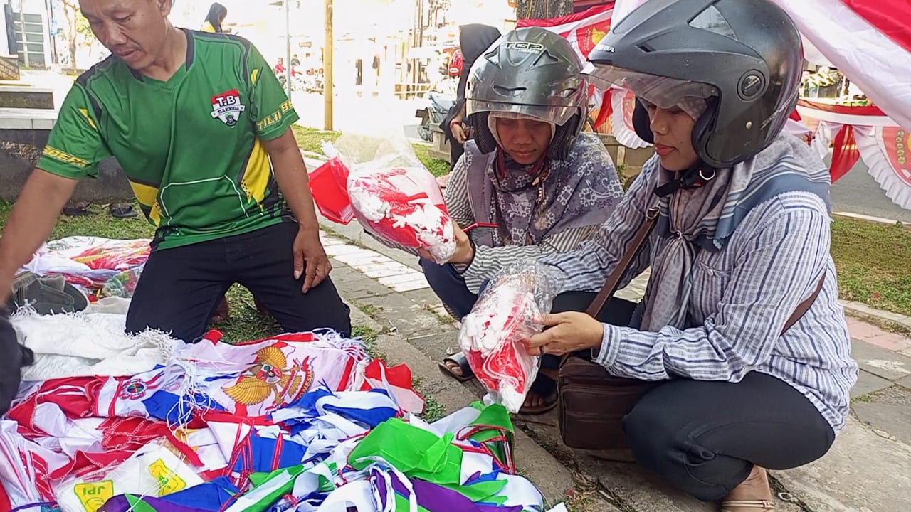 Banyak Dijual Online, Pembeli Pernak-pernik HUT RI di Kuningan Tetap Pilih Belanja di Lapak