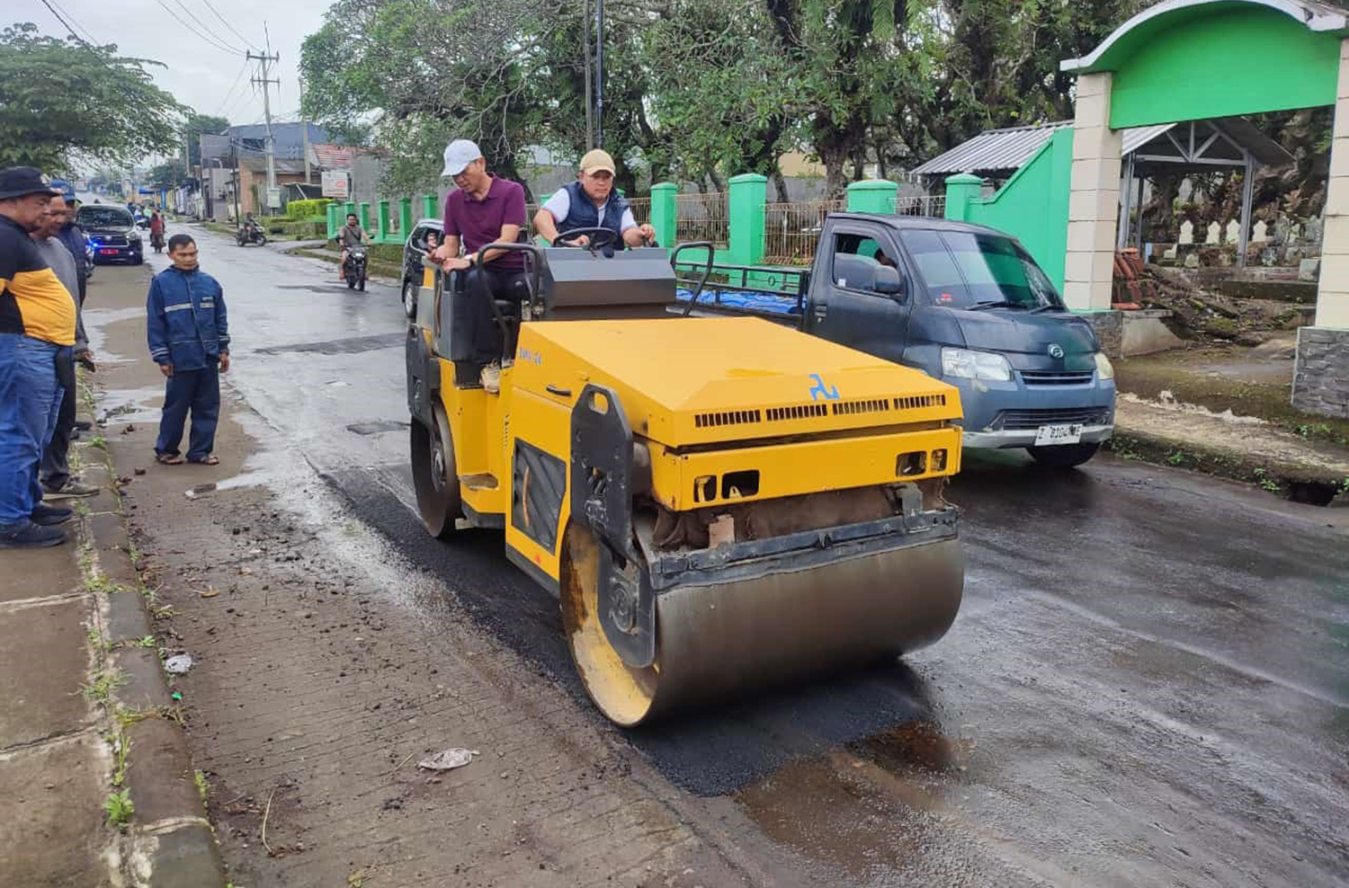 Bantu Perbaikan Jalan, Bupati Kuningan Naik Setum