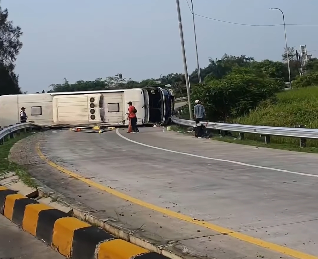 Kecelakaan di Tol Cipali Hari Ini, Bus PO Handoyo Terguling, 12 Orang Meninggal Dunia