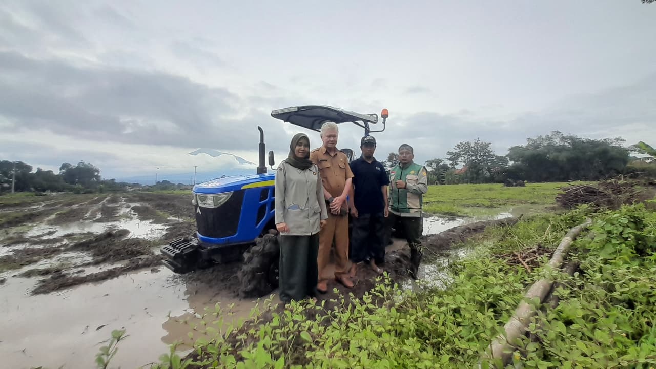 Traktor Roda Empat Mulai Diterapkan di Pertanian Cirebon, Ini Keunggulannya