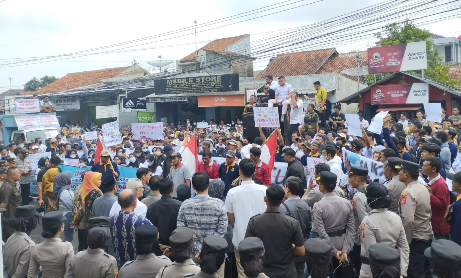 Puluhan Tahun Tidak ada Kejelasan, Ratusan Honorer Ontrog DPRD Kuningan