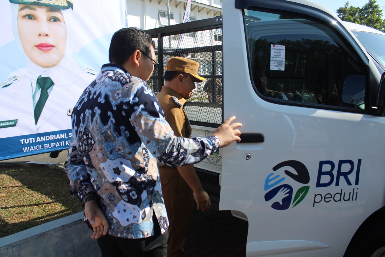 BRI Salurkan CSR Mobil Angkut Sampah untuk Pemkab Kuningan