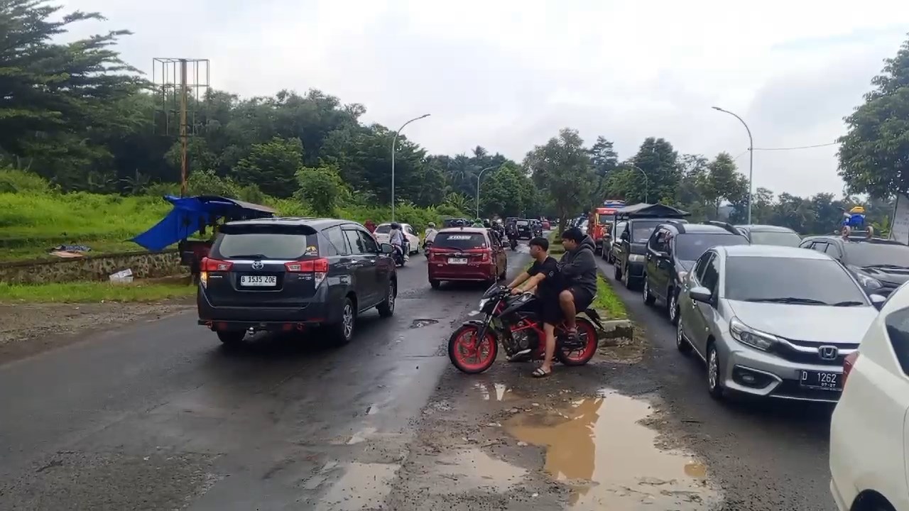 Liburan Tahun Baru di Kuningan: Padat di Jalur Utama, Ramai di Jalan Baru