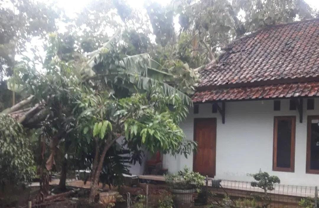 Angin Kencang Terjang Desa Babakanmulya dan Desa Ciherang