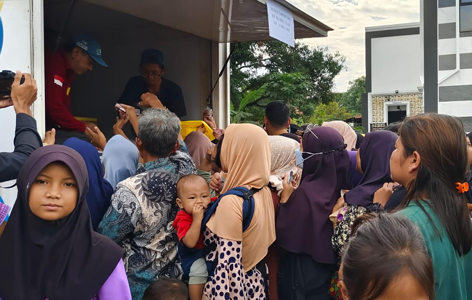 6,5 Ton Sembako Ludes Dalam Waktu 2 Jam, Pasar Murah Polres Kuningan