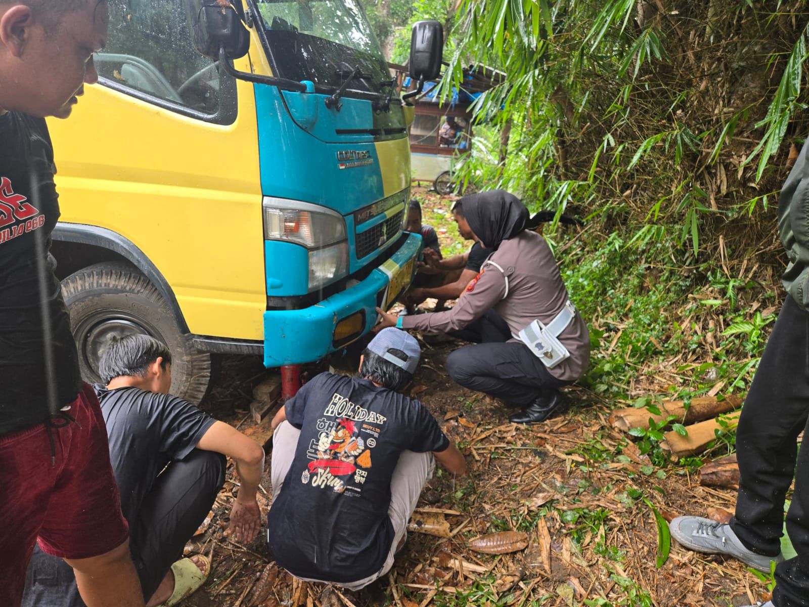Truk Muatan Telur Terbalik, Pengendara Motor Luka Berat
