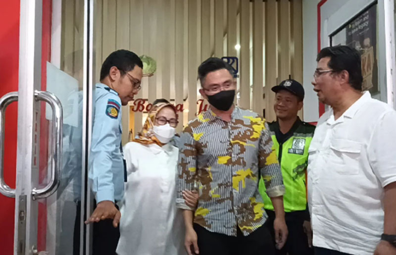 Wajib Lapor, Ternyata Ini Pria yang Menemani Ratu Atut Datangi Bapas Serang