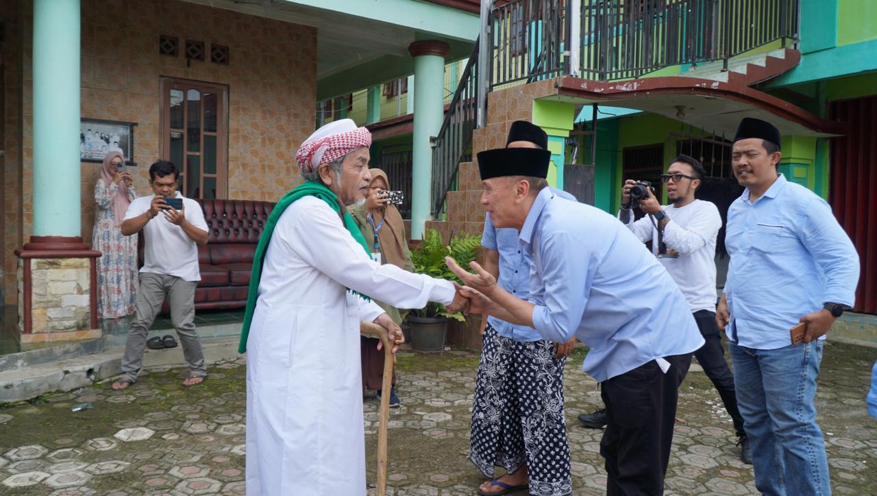 Pengasuh Ponpes Miftahul Huda Al-Azhar  Banjar Doakan Iwan Bule Menang dan Prabowo Jadi Presiden