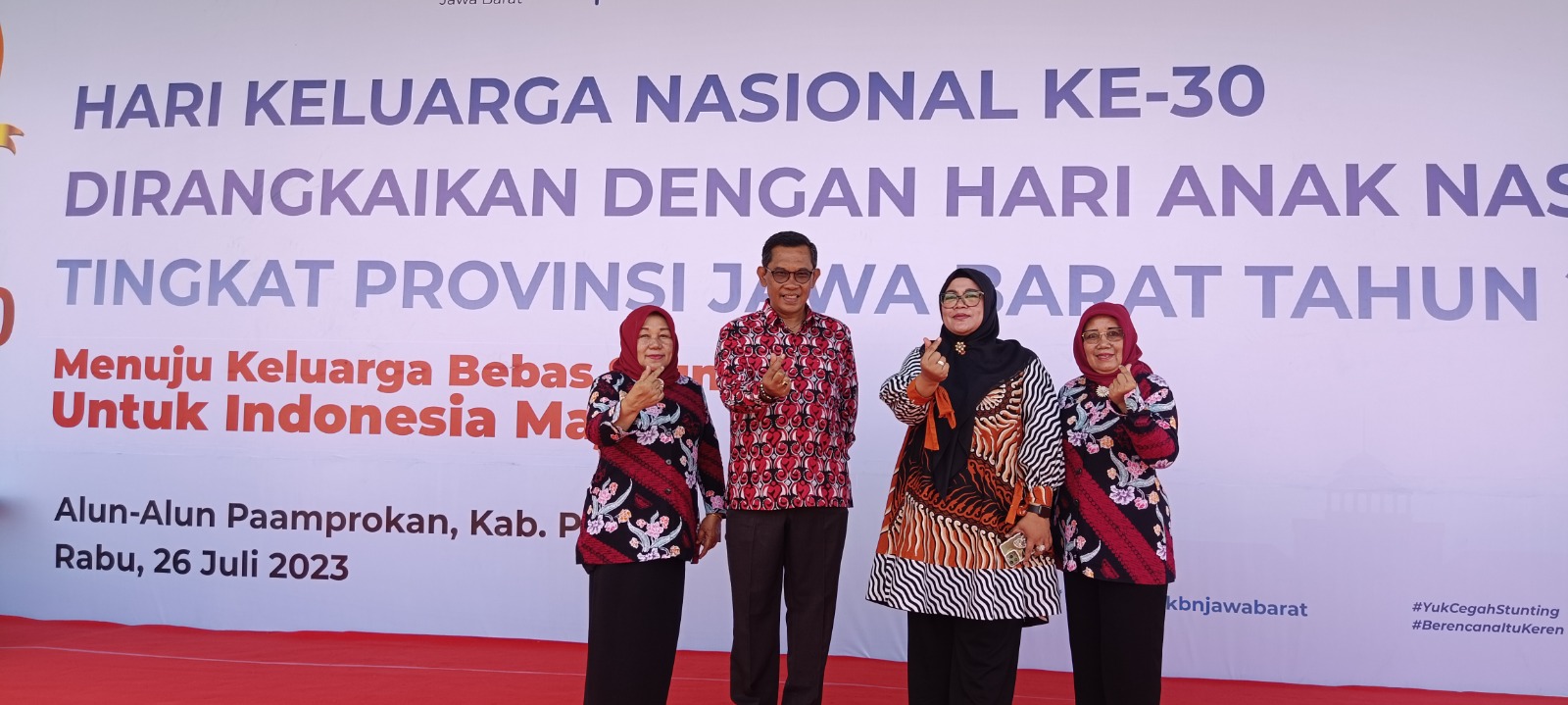 Puncak Harganas Jawa Barat di Pangandaran, DPPKBP3A Kuningan Bawa Pulang Tiga Trofi Penghargaan