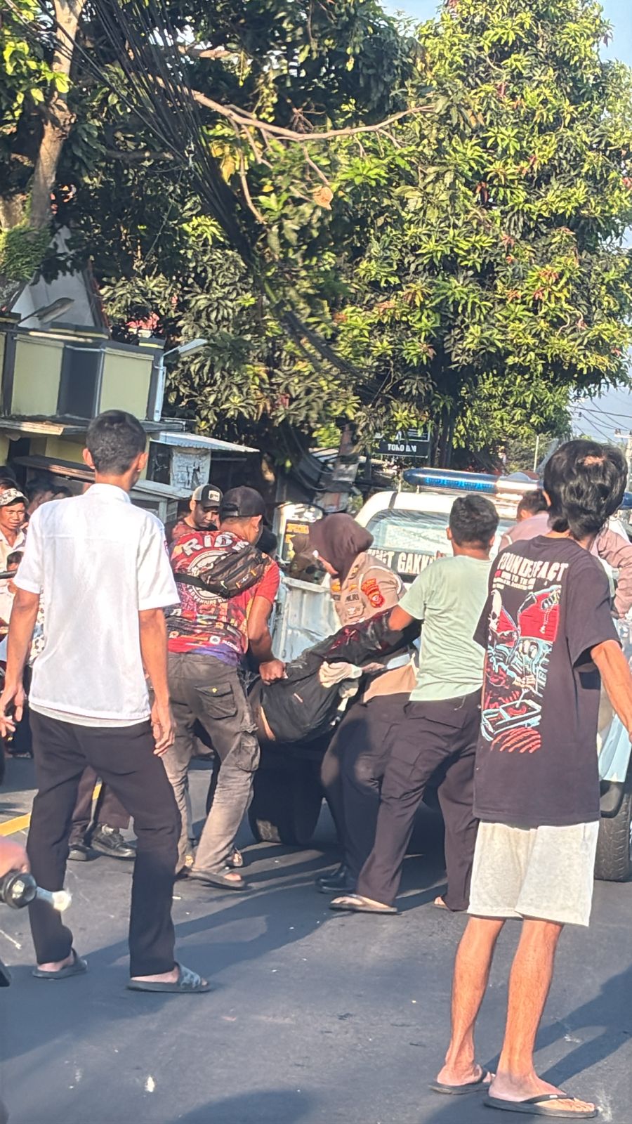 Adu Banteng Honda Scoopy dan Kawasaki di Kuningan, Satu Pengendara Kritis