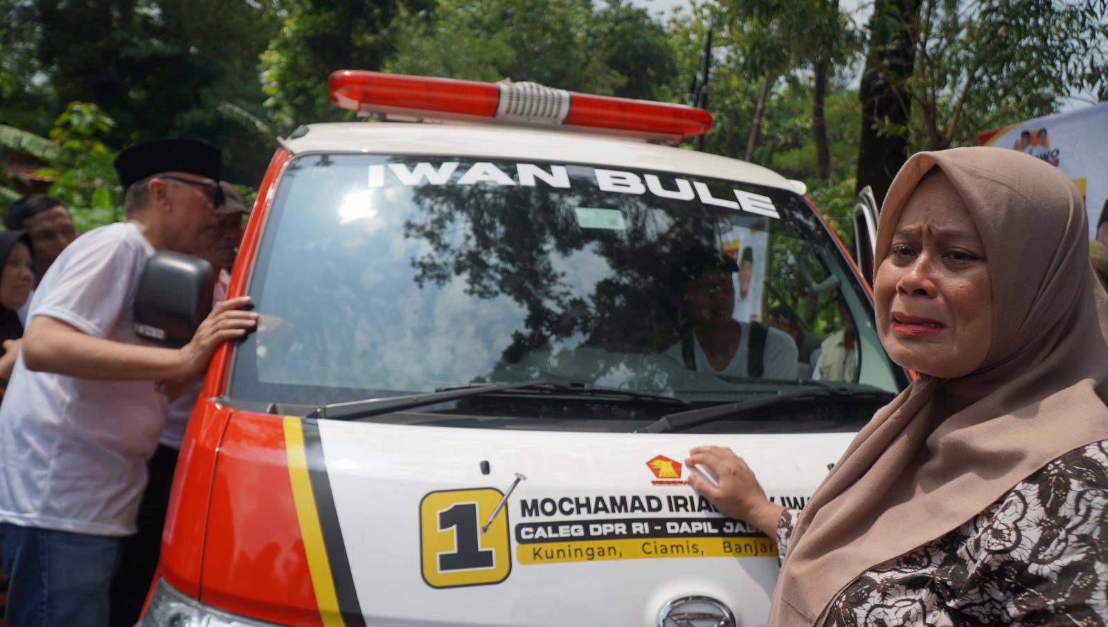 Tangis Haru Warga Iringi Penyerahan Bantuan Ambulans Iwan Bule ke Warga Cibingbin Kuningan