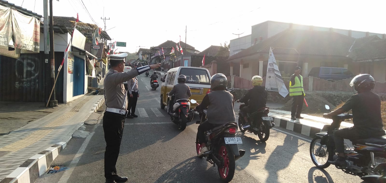 Personel Polres Kuningan Siaga Pagi, Atur Lalu Lintas di Titik Rawan