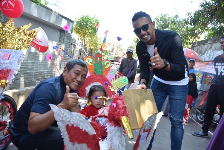 Wabup Ridho-Rokhmat Ardiyan Tampil Mesra di Karnaval Kemerdekaan RI di Mekarjaya Kuningan, Pertanda Apa Ya?
