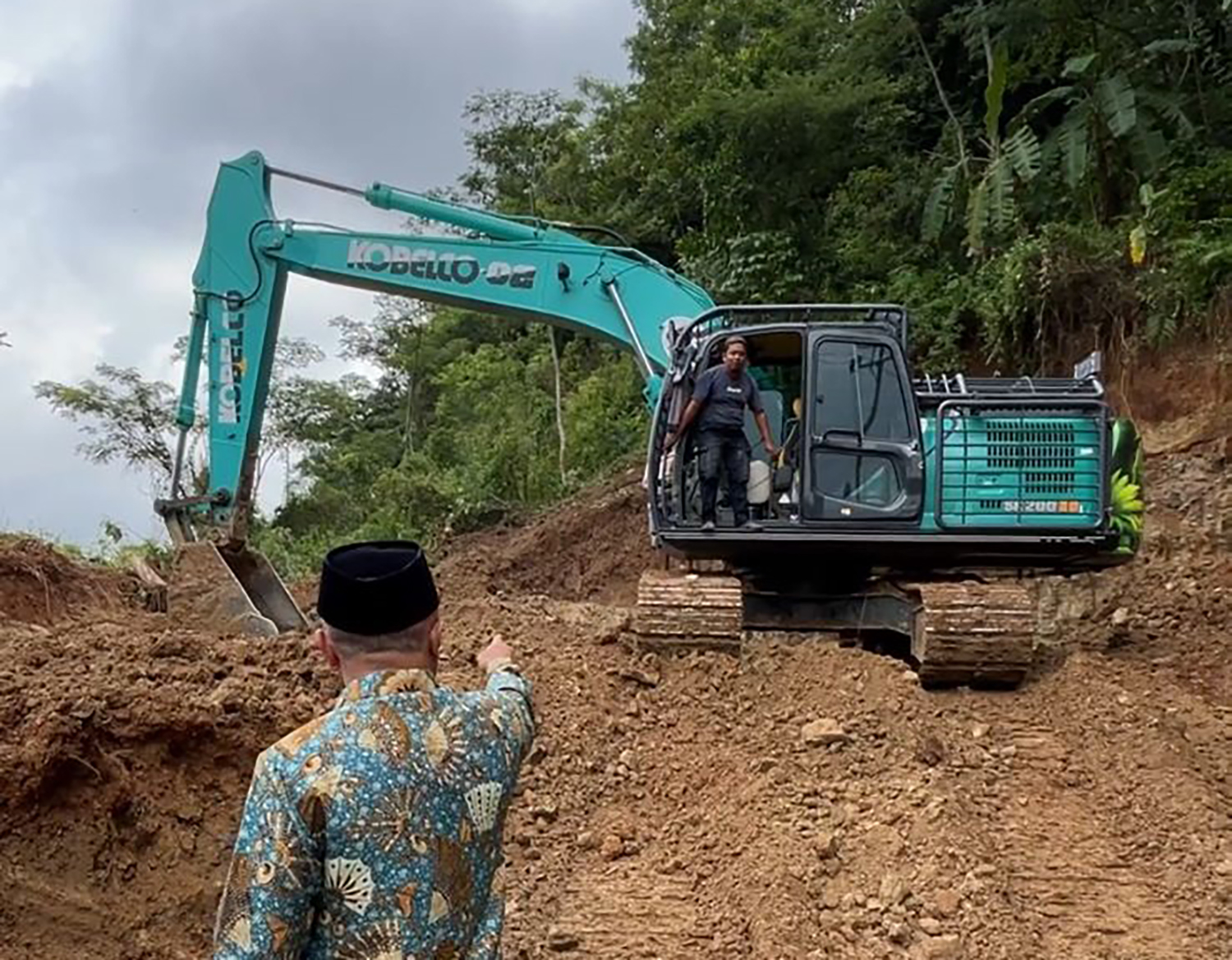 Pulang Kondangan, Bupati Kuningan Hentikan Galian Ilegal di Desa Sangkanmulya