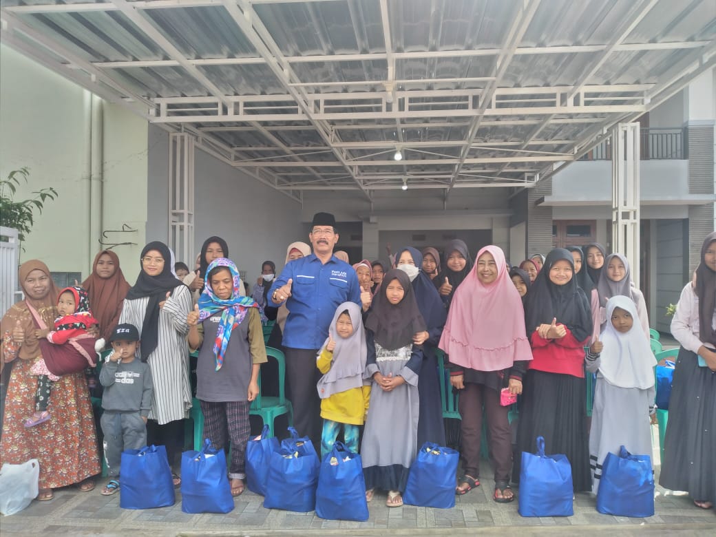 Peduli Anak Yatim dan Dhuafa, Toto Suharto Bagikan Ribuan Paket Sembako Lebaran