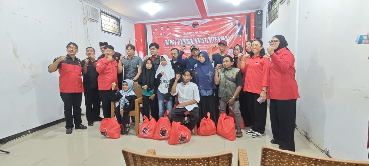 Penyerahan SK PDIP Kuningan Jadi Aksi Nyata, Politik Kerakyatan Langsung Menyentuh Warga
