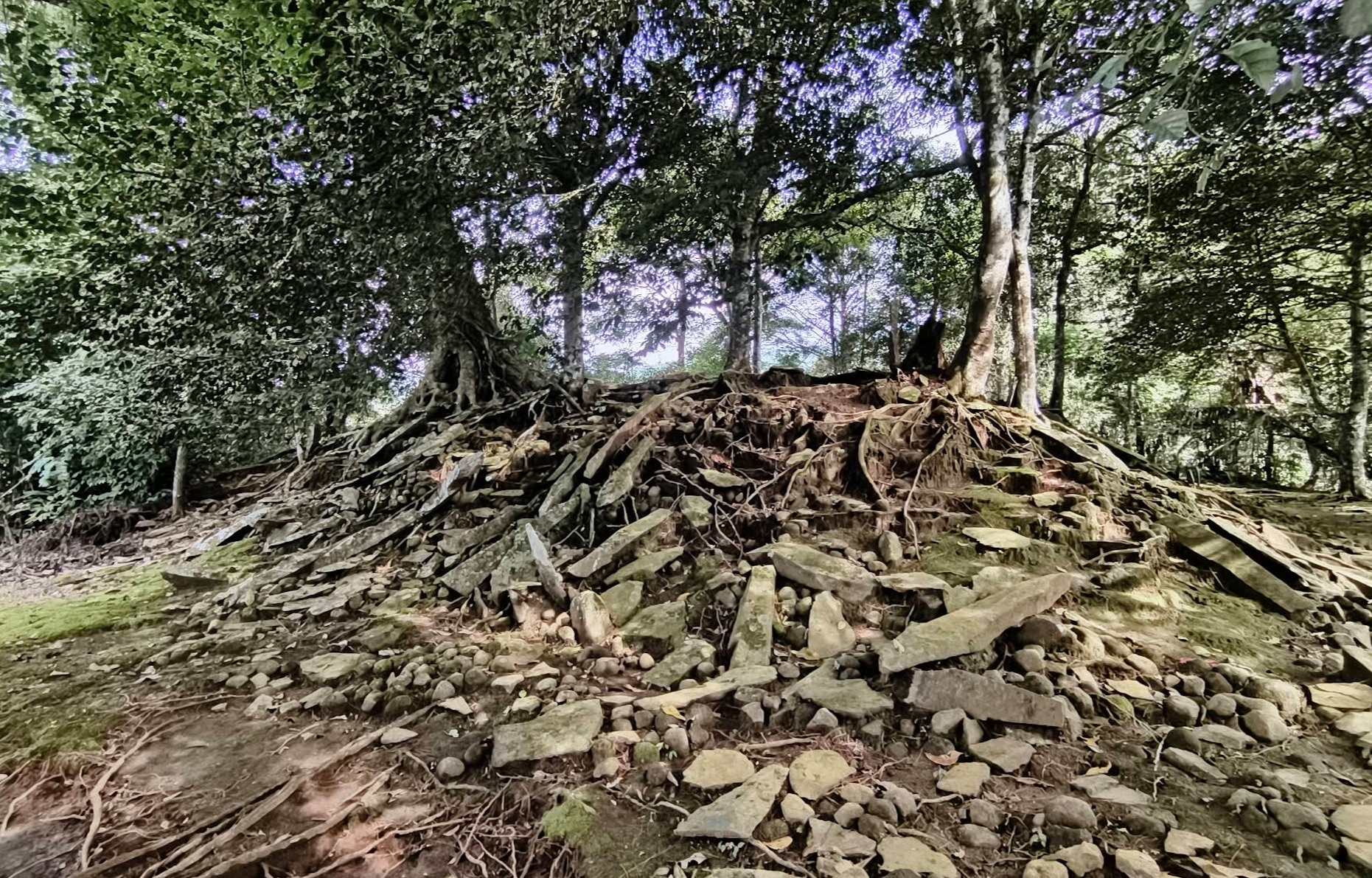 Situs Lingga di Kuningan Mirip Gunung Padang, Banyak Batu Besar Berserakan, Berbentuk Piramida?