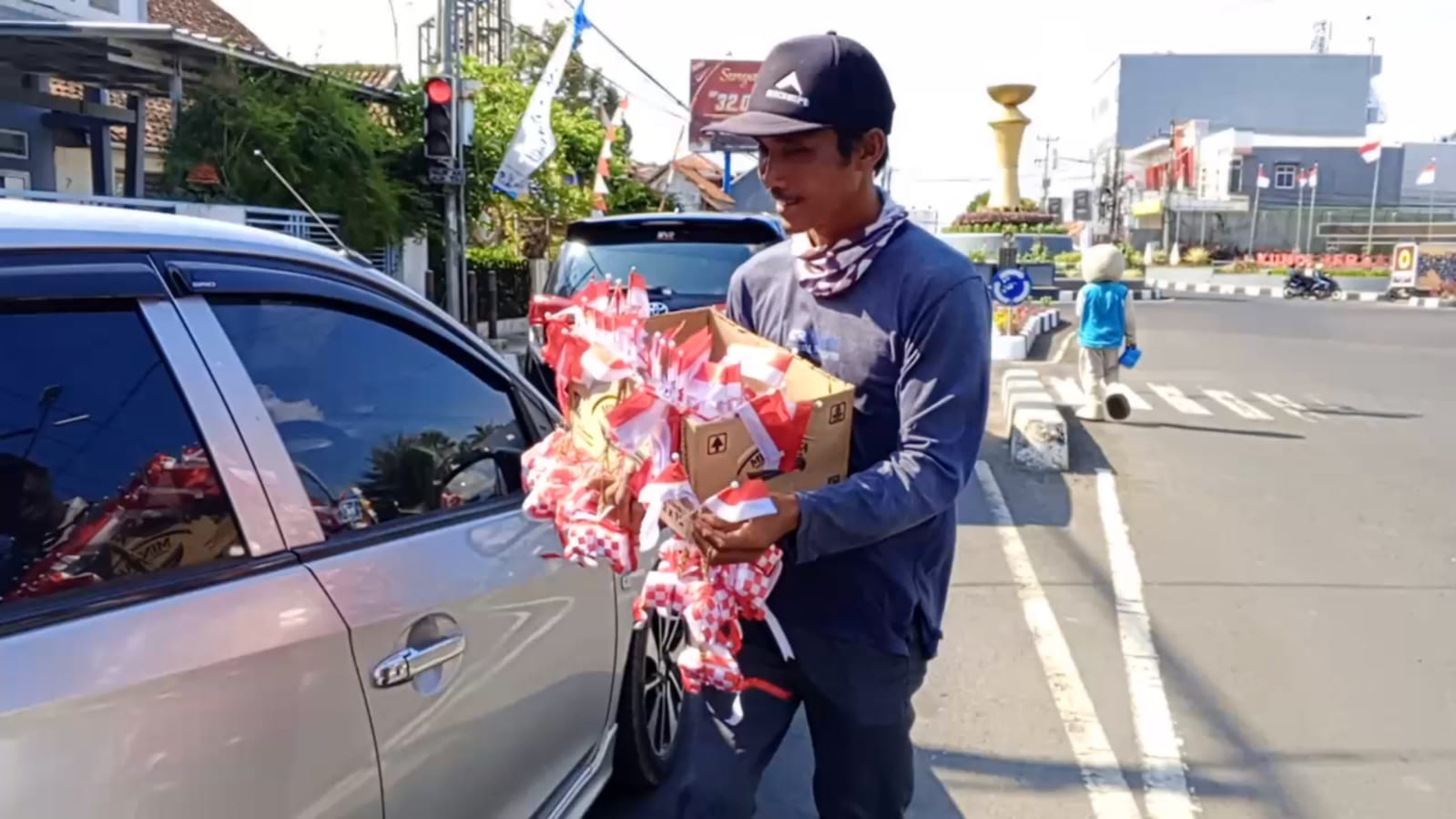 Pedagang Asongan Asal Cirebon, Jualan Aksesoris Merah Putih di Kuningan, Ini Katanya