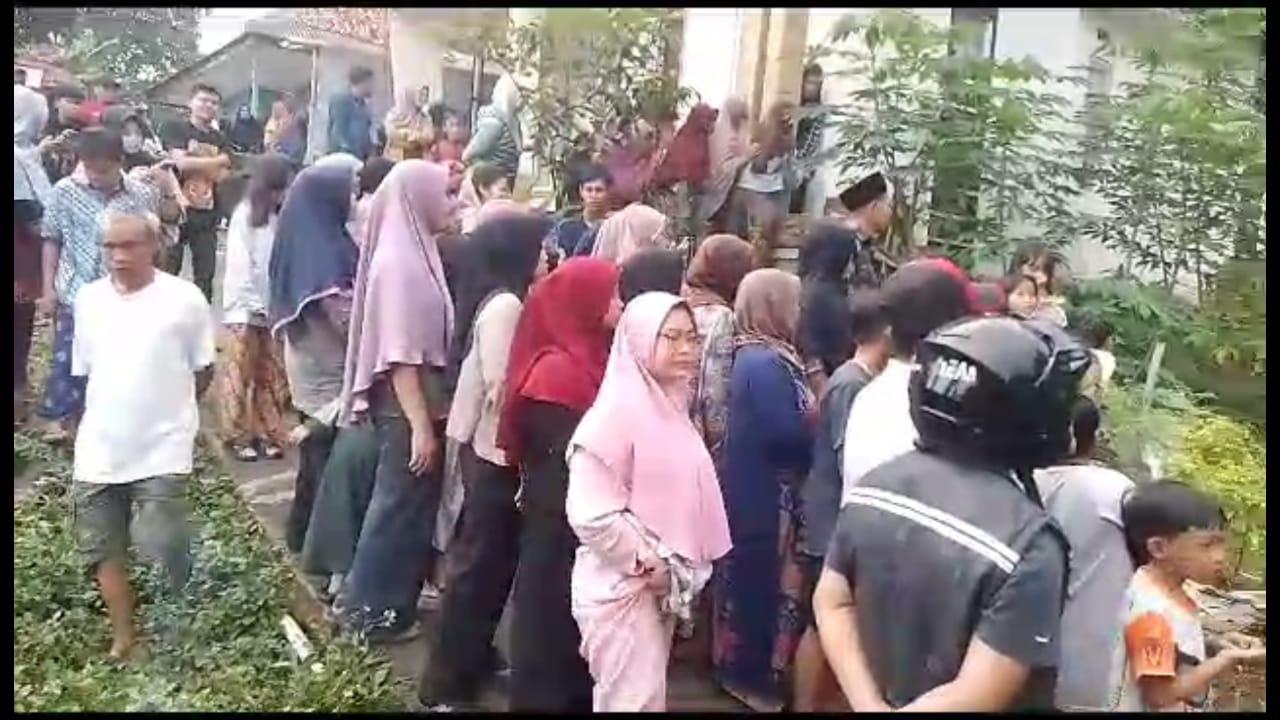 Olah TKP Kasus Pembunuhan Hansip di Darma Kuningan Jadi Tontonan Ratusan Warga