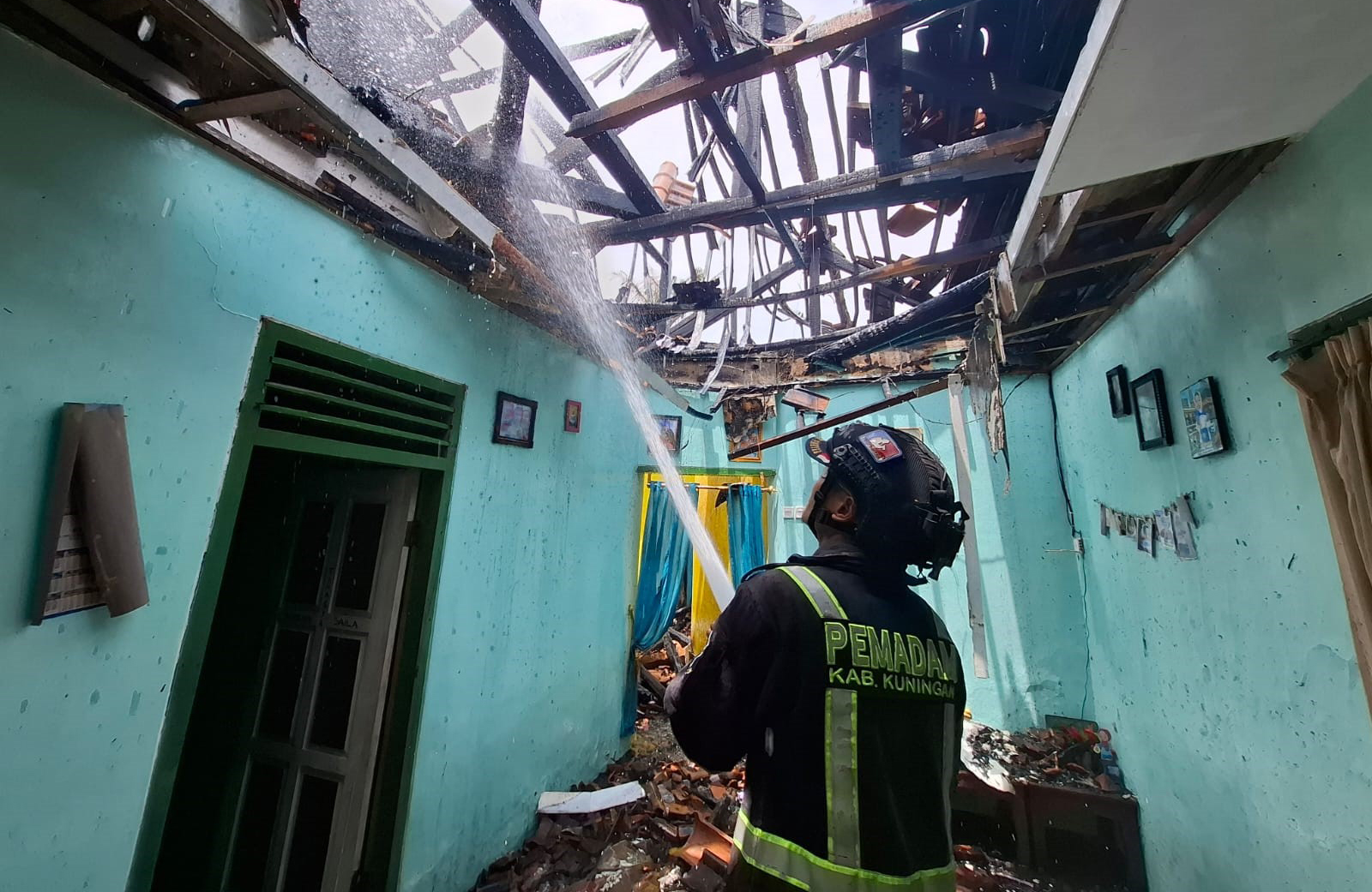 Pagi Hari Warga Desa Mulyajaya Dihebohkan dengan Kebakaran Rumah