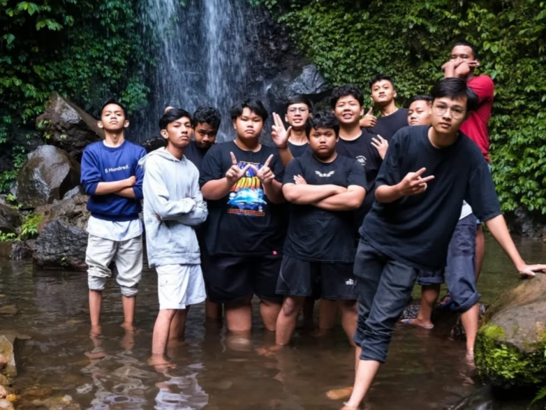 Cuma Modal Rp50.000, Bisa Lihat Pemandangan Kabupaten Kuningan Ditemani Dengan Pohon Pinus!