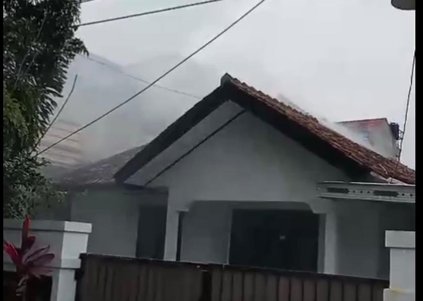 Mencekam! Kebakaran di Rumah Dinas PN Kuningan Dekat SPBU, Petugas Damkar Kerja Keras Jinakkan Api