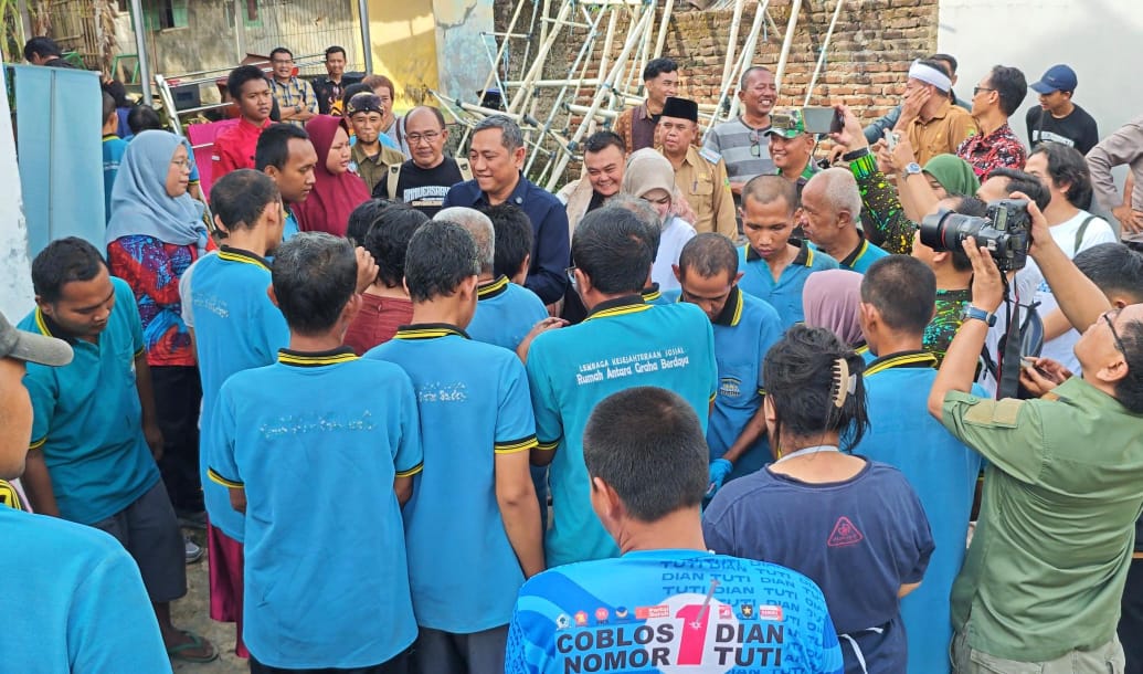 Reses DPR RI di Kuningan Berujung Haru, H Rokhmat Ardiyan Serahkan Ambulans untuk Graha Berdaya