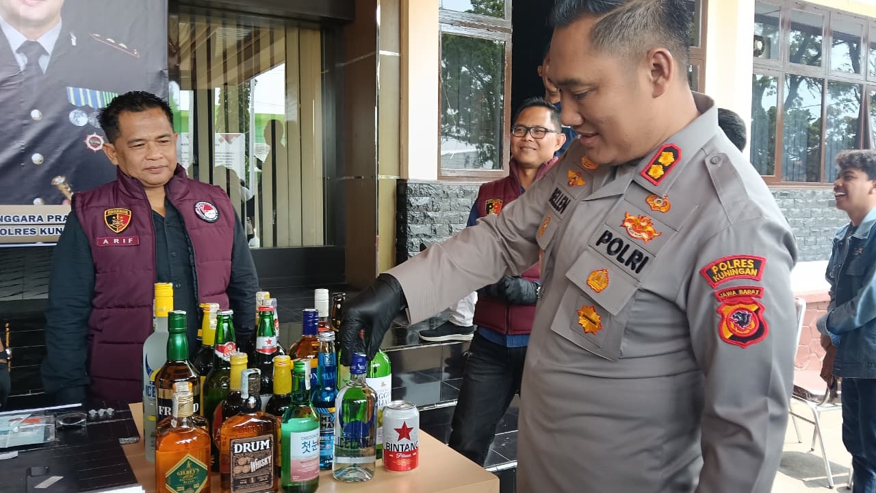 Polisi Kuningan Sita 1.708 Botol Miras, Penjual Nakal Diburu