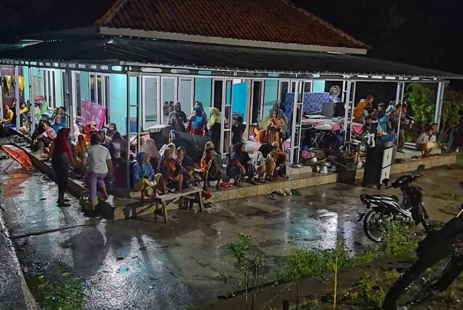 Korban Rumah Ambruk di Desa Cimara Diungsikan, Potensi Tanah Longsor Masih Mengancam