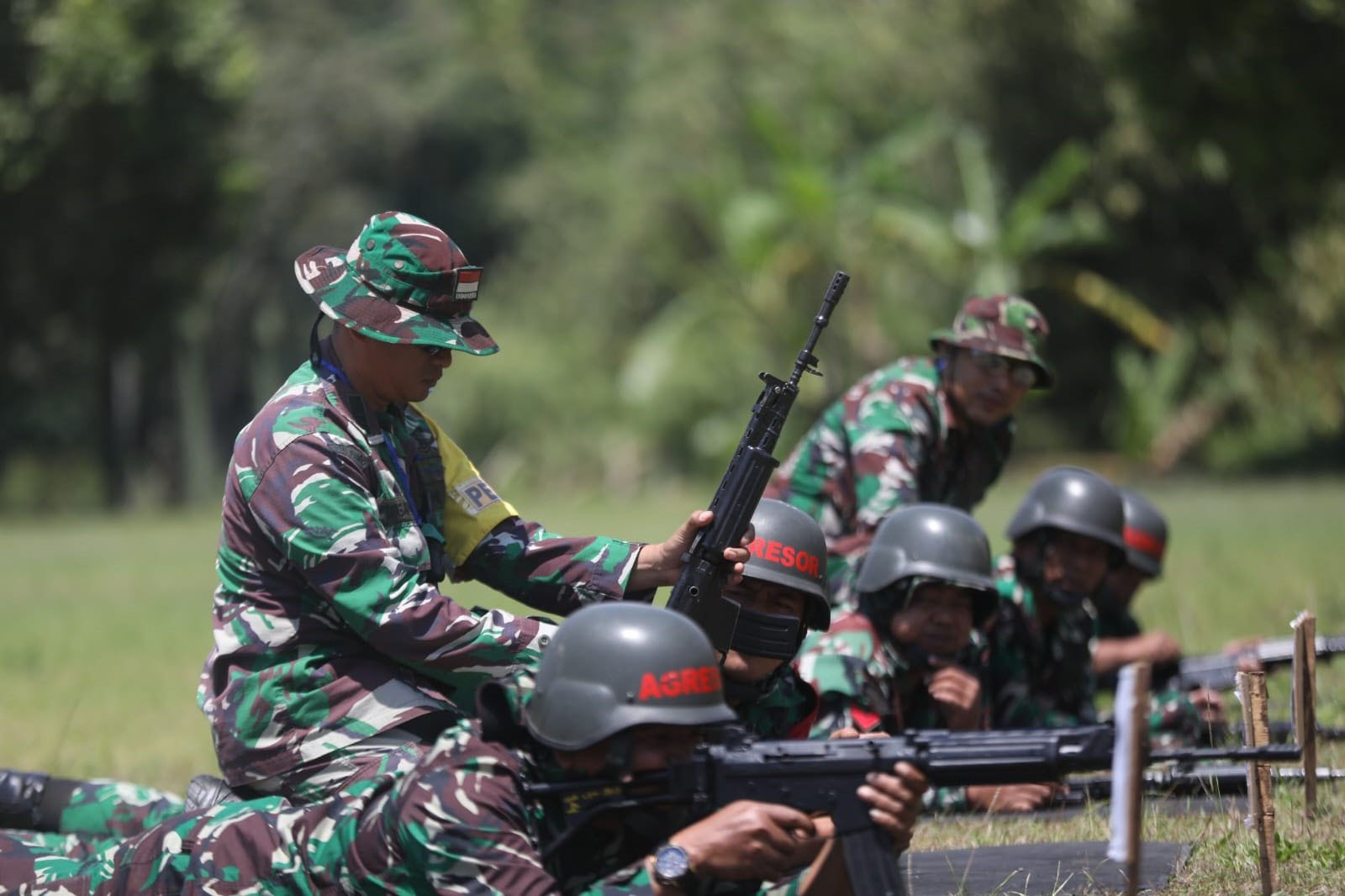 Prajurit Kodim Kuningan Latihan Menembak, Ini Jenis Senjata yang Dipakai
