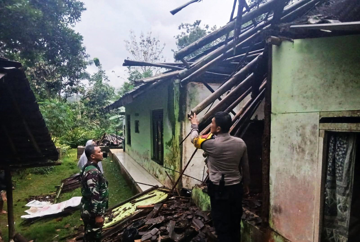 Diterjang Hujan Lebat, Atap Rumah Warga Selajambe Rusak Parah