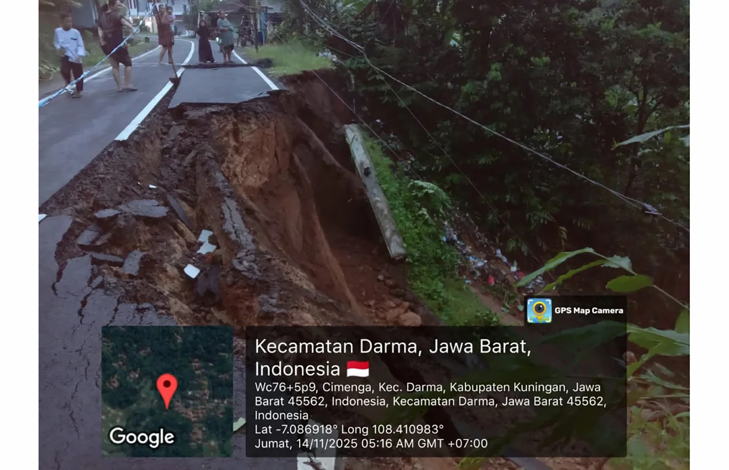 Tembok Penahan Tebing di Desa Cimenga Longsor, Setengah Badan Jalan Ambruk