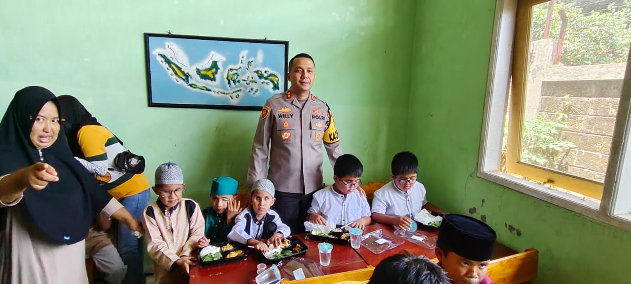 Pimpin Makan Siang Gratis di SLB Perwari, Kapolres Kuningan Terharu Lihat Semangat Siswa Kembar Tunanetra